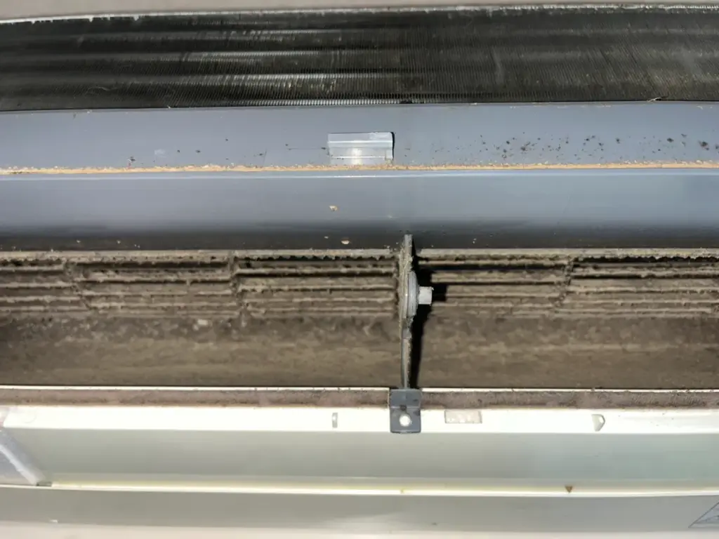 エアコンのクリーニング前の画像