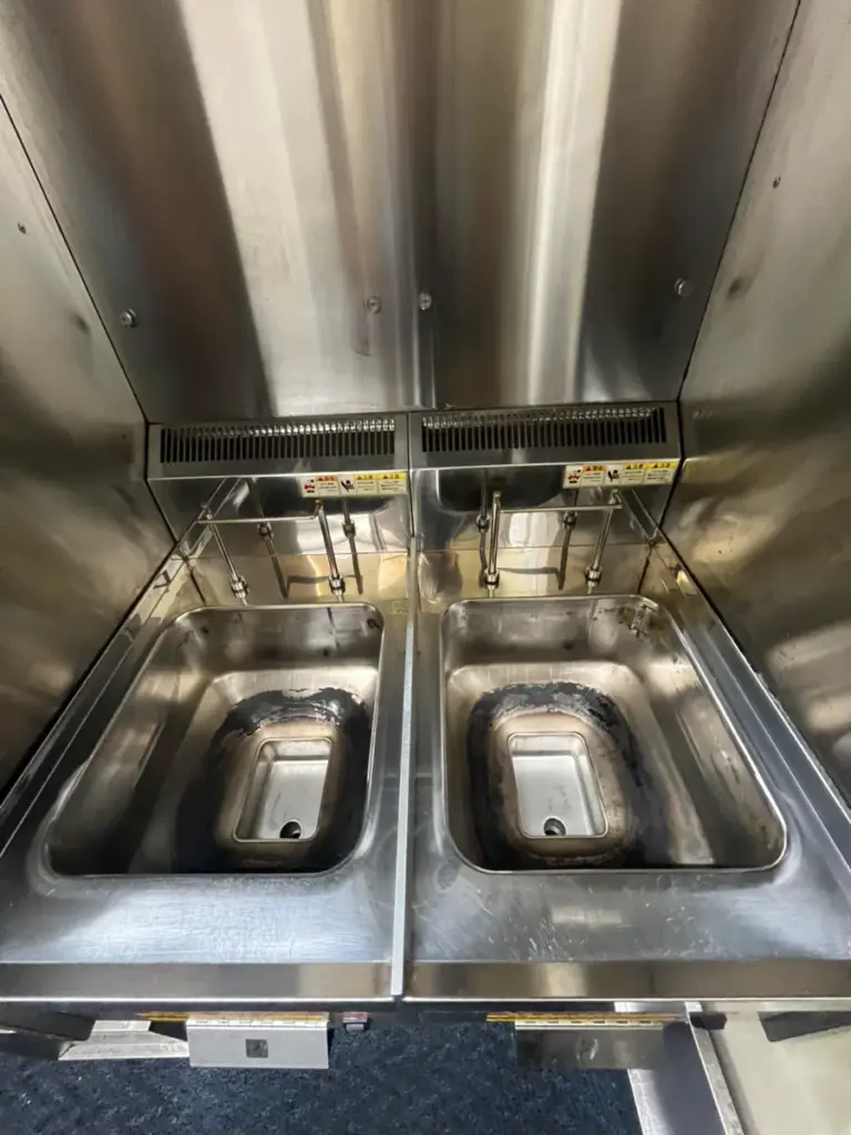 フライヤーのクリーニング後の画像