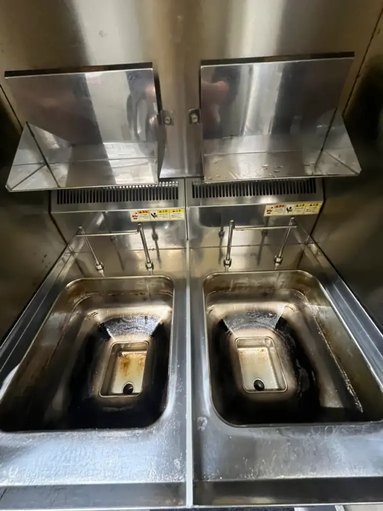 フライヤーのクリーニング前の画像