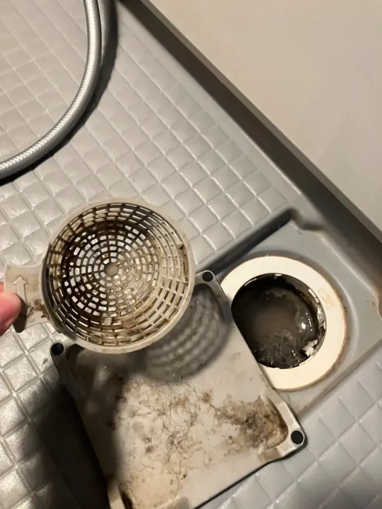 排水溝のクリーニング前の画像